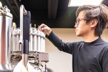Hoang Le '23 works with the College's NMR machine.