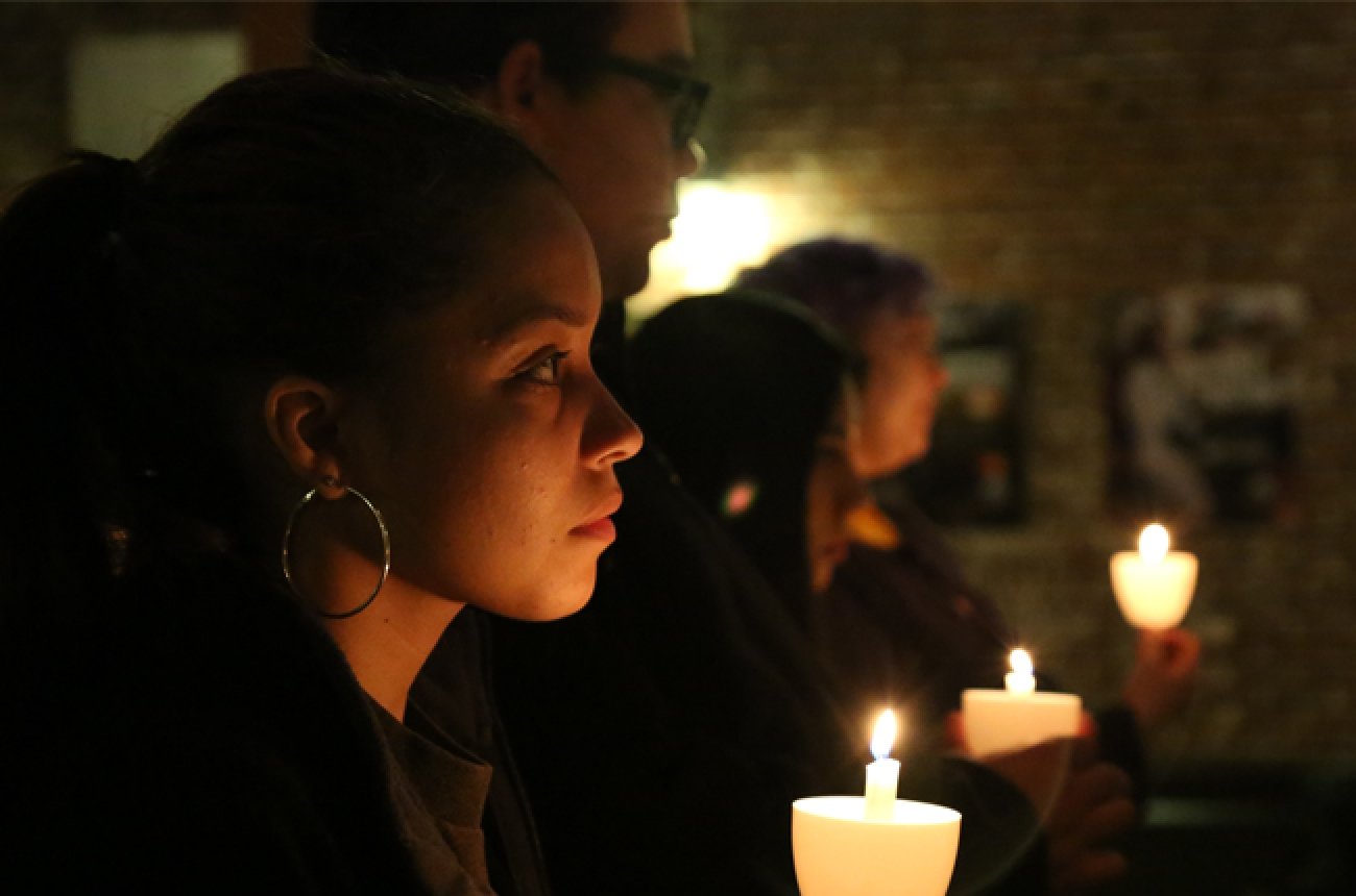 Students at vigil for refugees
