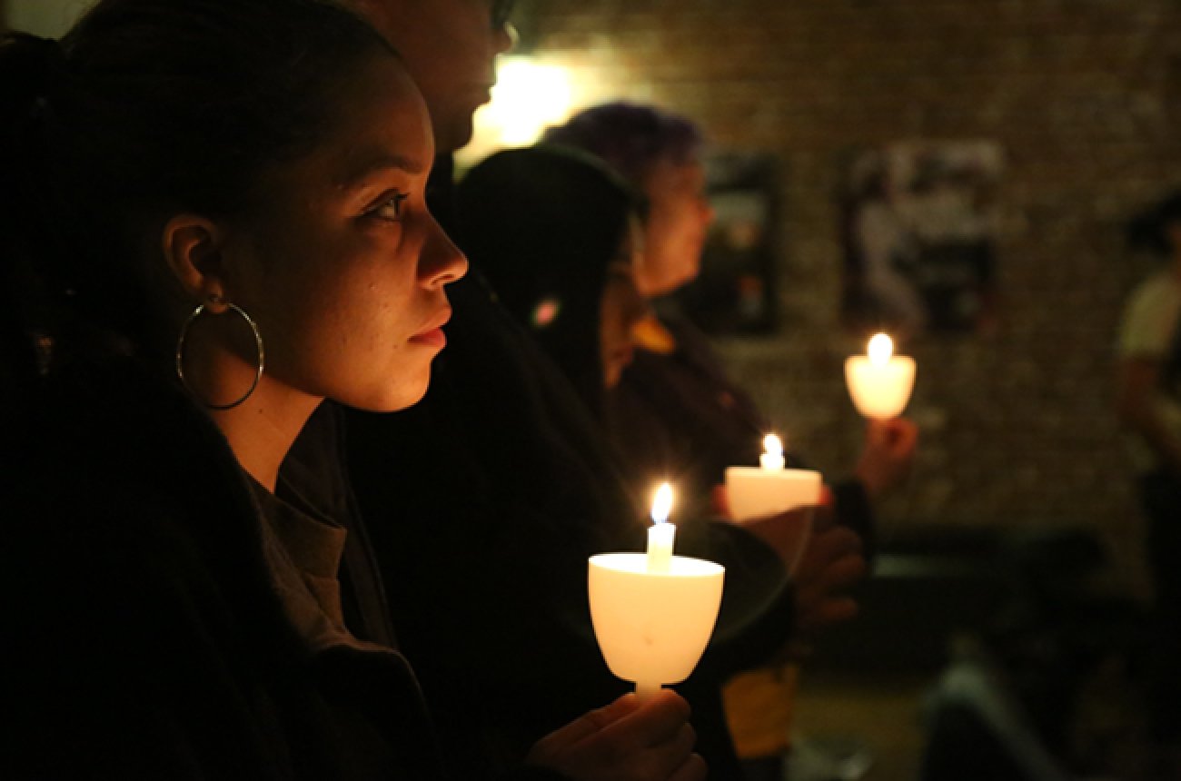 Students at vigil for refugees