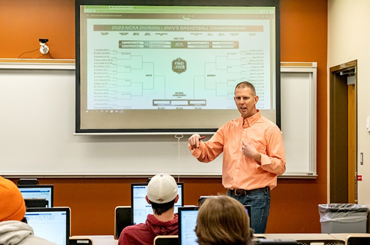 Jeff Heath teaching class on stats used in NCAA bracket challenge