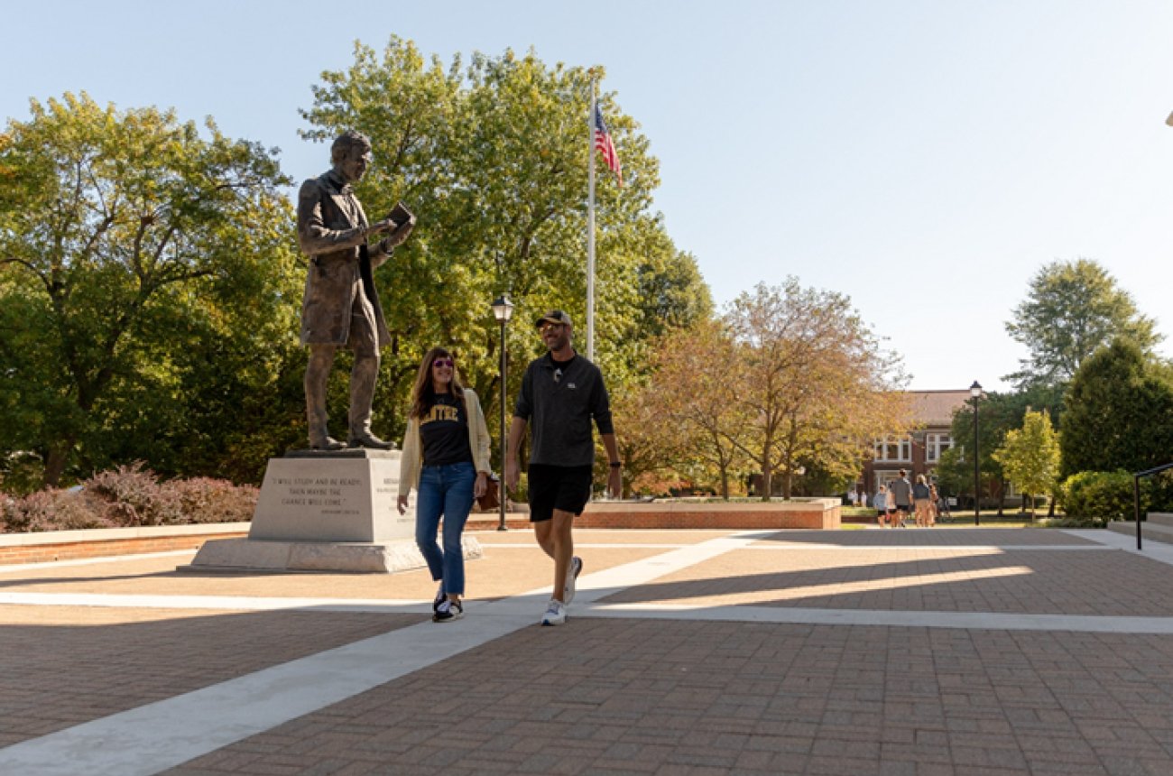 Students walking in front of Abraham Lincoln statue
