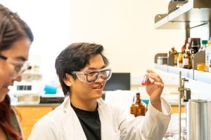 Hoang Le '23 and Dr. Vanessa Song '23 work in the lab.