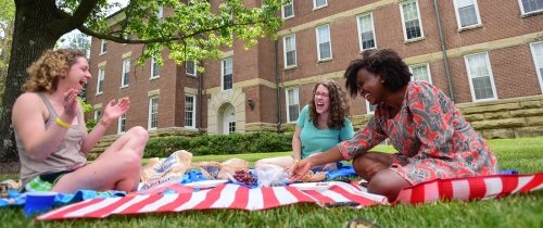 Centre students enjoying a picnic outside Breckinridge Hall