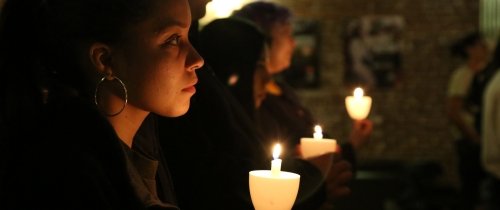 Students at vigil for refugees