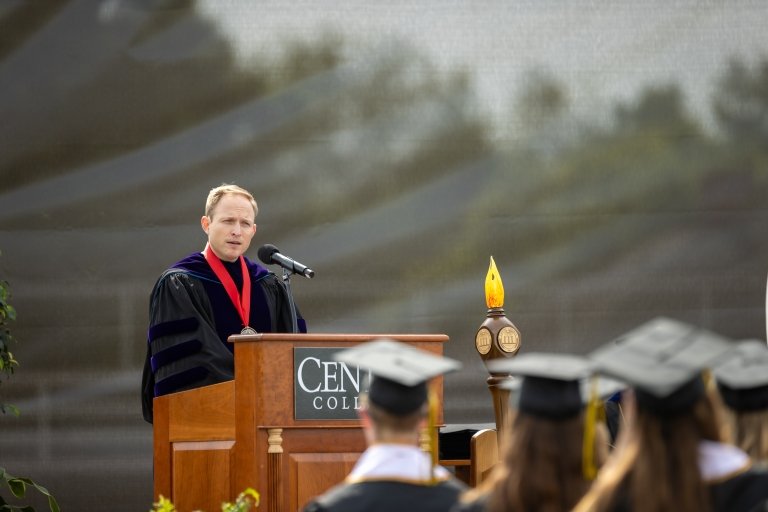 Kent Barnett speaking at the 2025 Commencement ceremony.