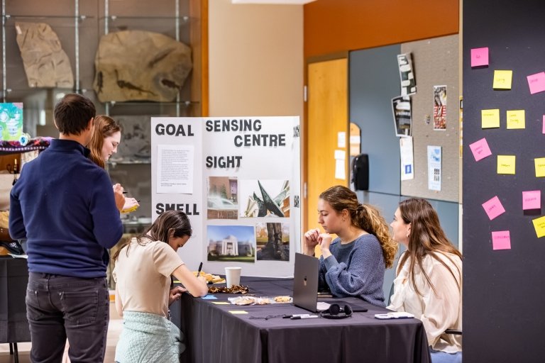 Students engage with presenters from the Art History Curating Centre course
