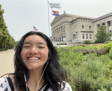 Jasmine Eleck '24 posed for a photo outside of the Field Museum in Chicago.