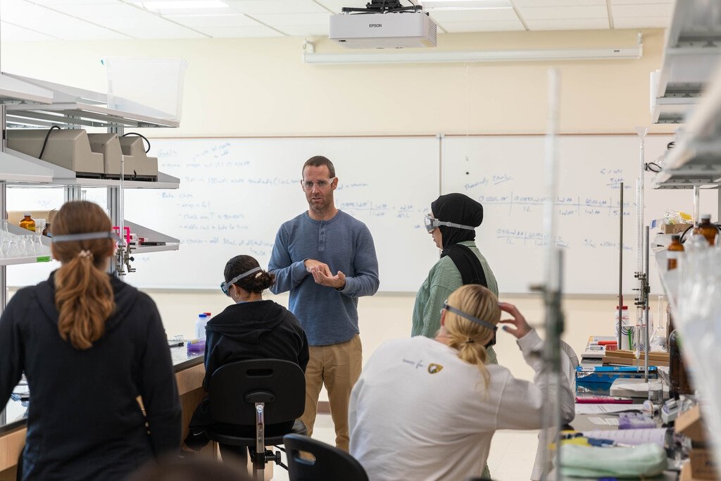 Daniel Scott works with students in the lab.